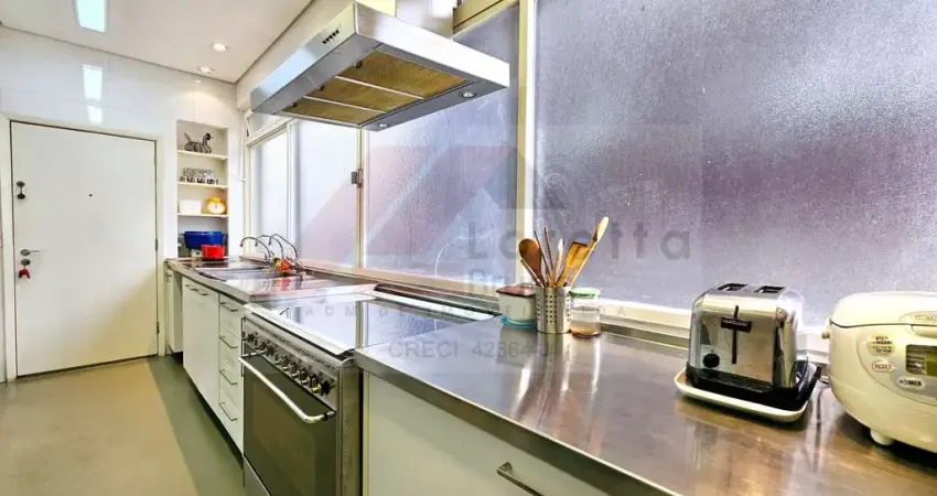 Excelente localização, bem perto do Colégio Dante Alighieri e Av. Paulista este apartamento de 276 m² oferece uma planta que permite ser moldada às necessidades especificas da sua família.