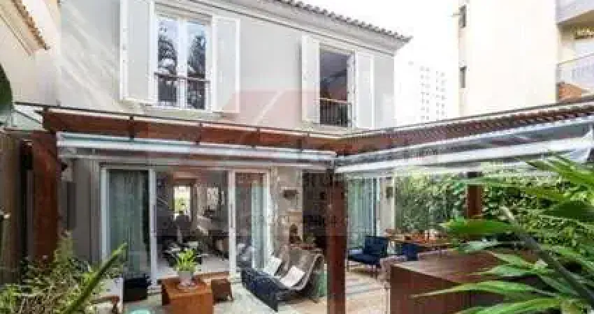 Esta excelente casa em condomínio, no bairro do real parque, está pronta para acolher sua família; 350 m², 3 suites, 4 vagas