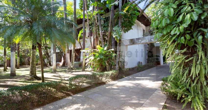 Casa de Alto Padrão no Jardim América 5 quartos, 5 suítes, 3 salas, 7 banheiros, 14 vagas de garagem 865,00 m² São Paulo-SP