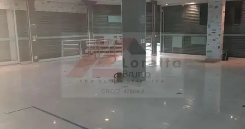 Pinheiros - Loja 230m², vão livre, 1 banheiro. Bem localizada, grande circulação de pedestres. Fácil acesso às principais vias da região.