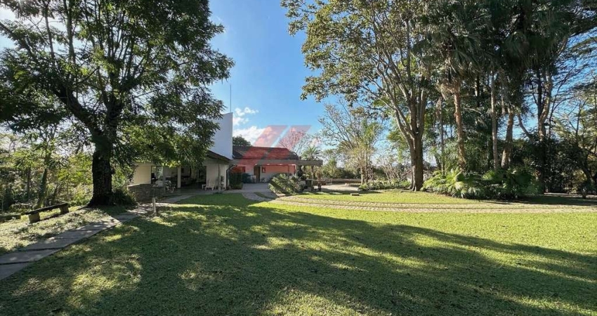 Imperdível: Casa à venda em Carapicuíba-SP, Chácara dos Junqueiras. 3 quartos, 1 suíte, 3 banheiros, 17 vagas. 434,79 m².
