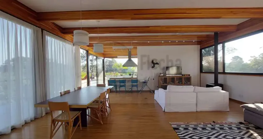 Confira essa casa dentro de condomínio em São Roque - 9 dormitórios sendo 4 suítes e 10 vagas