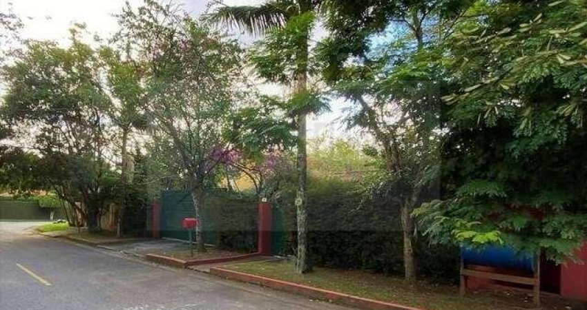 Chác Vale do Rio Cotia - TÉRREA, 3 suítes, lote plano, piscina e gourmet!