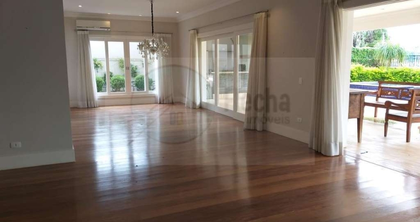 CASA EM RUA FECHADA 750 M² - 5 SUÍTES e 6 VAGAS.