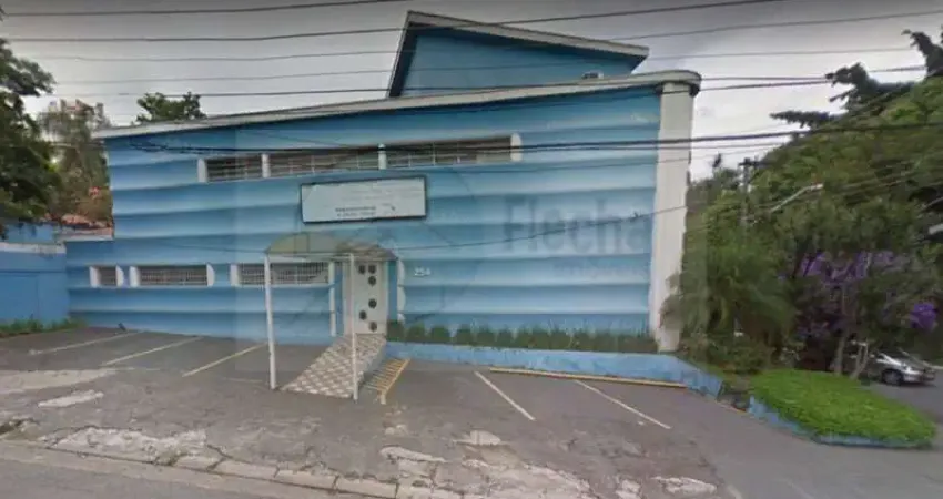 Inf. recepção + 6 salas + 5 banheiros + coz as sup. 5 salas + 2 banheiros + deposito.