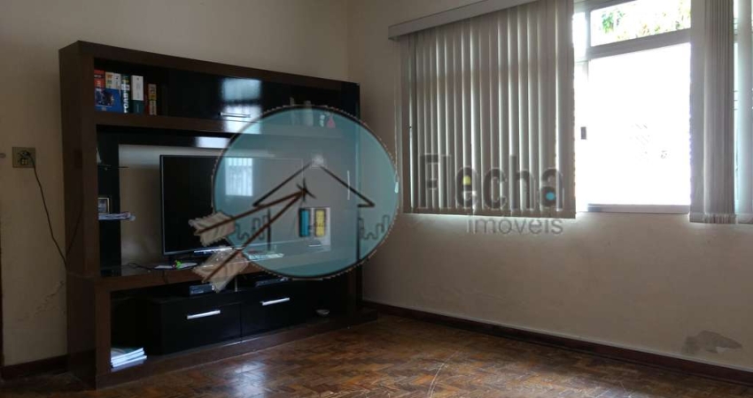 Casa com uma boa estrutura em terreno plano em ótima localização em rua sem saída.
