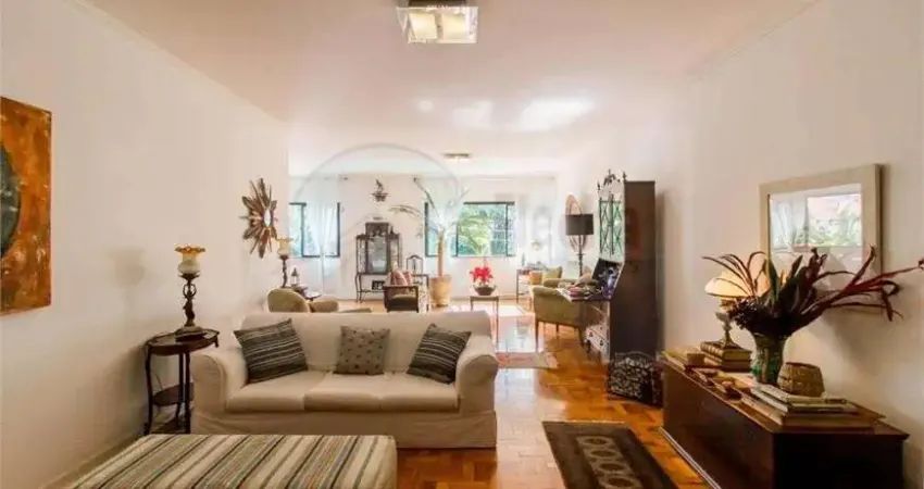 Confortáveis 220m2 - 3 dormitórios, 1 suíte e 1 vaga.