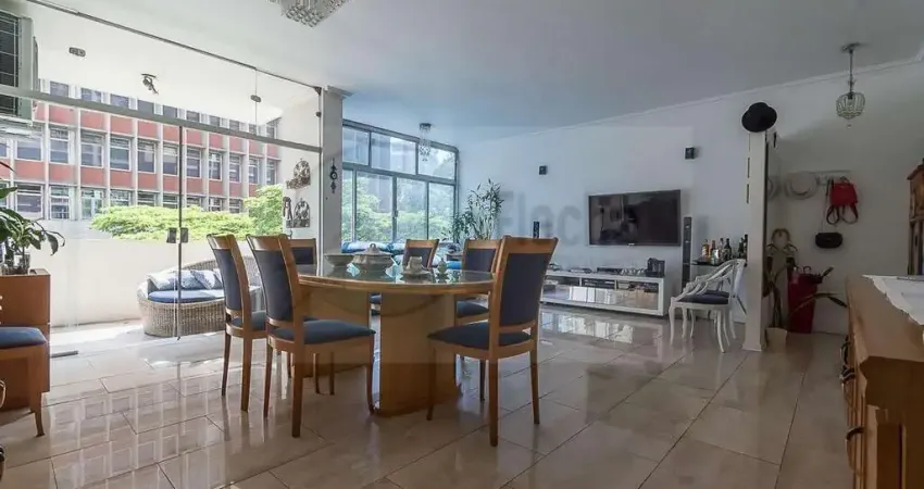 Apartamento totalmente reformado e decorado recentemente - 4 dormitórios, sendo 1 suíte e 2 vagas.
