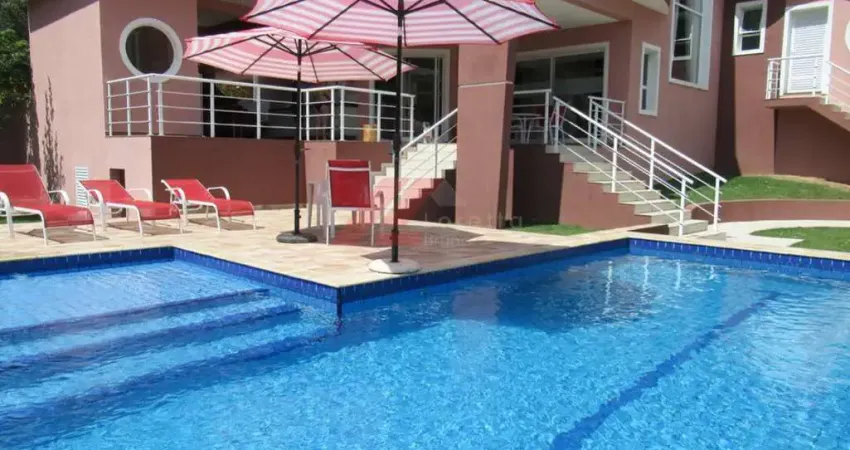 Imponente casa em condomínio na Chácara de La Rocca, 4 suítes, 4 salas, 8 banheiros, 14 vagas, 620,45m² - Carapicuíba-SP