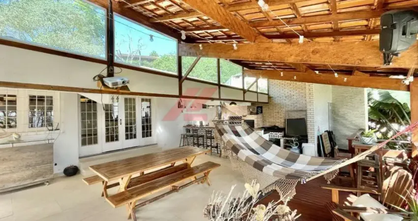 Casa à venda em Carapicuíba-SP, Vilarejo: 3 quartos, 3 suítes, 3 salas, 5 banheiros, 9 vagas de garagem, 600m² de área.