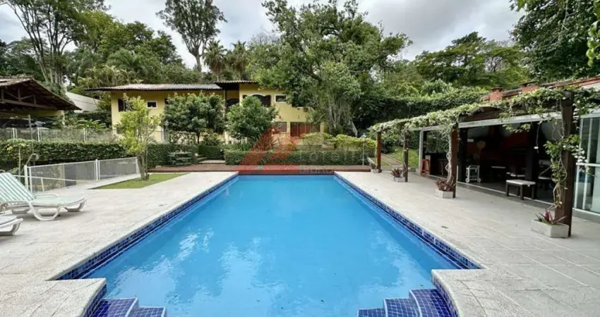 Casa de luxo em condomínio na granja viana com 5 quartos, 5 suítes e 15 vagas de garagem!