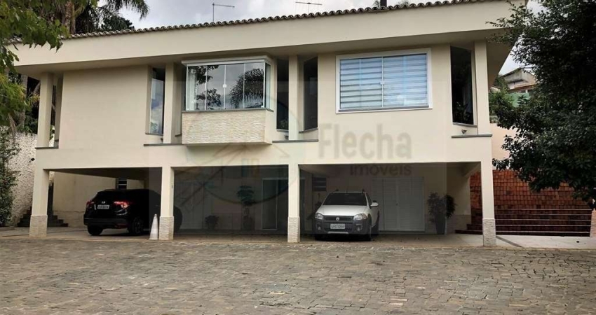 Casa de luxo em condomínio à venda em Cotia-SP, 4 quartos, 2 suítes, 5 banheiros, 13 vagas de garagem, 587,50 m².