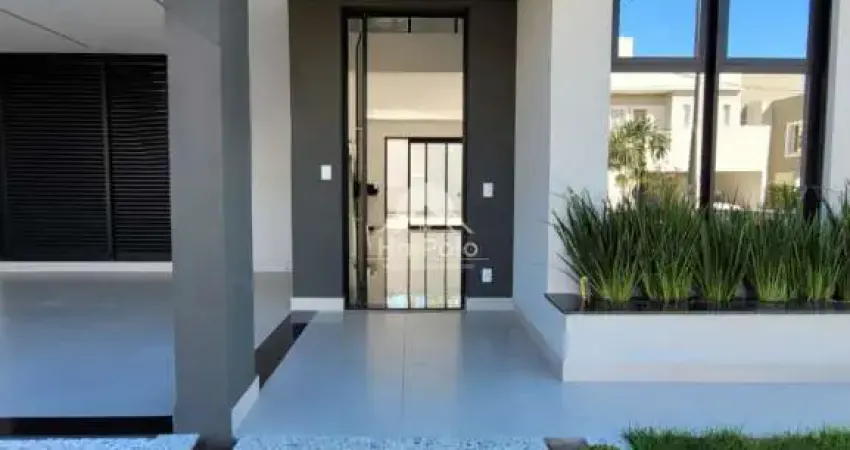Casa no  condomínio Portal Jequitibás com 3 suítes em Valinhos /SP