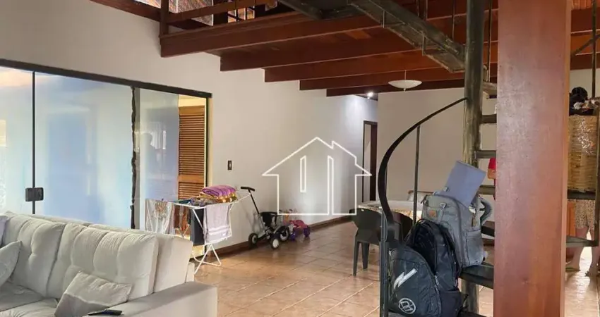 Casa condom fechado, um charmoso mezanino, 4 dorms amplos com planejados, quintal, suíte master, urbanova