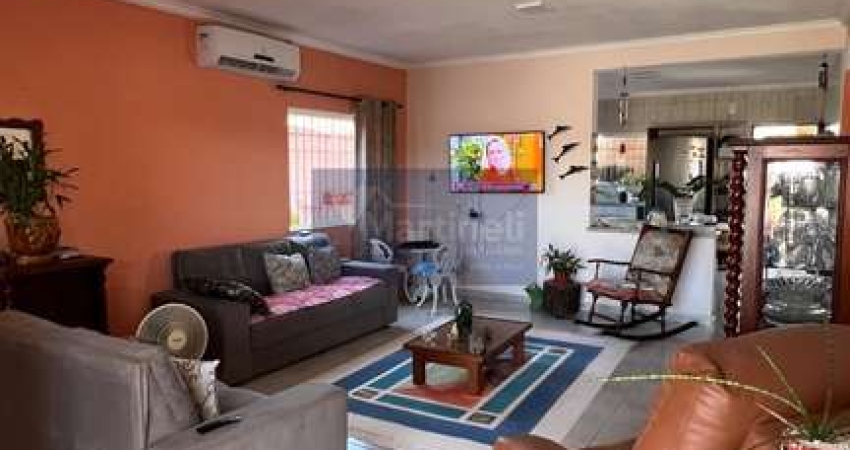Imperdível casa à venda em Itanhaém-SP, bairro Grandesp: 3 quartos, 2 salas, 2 banheiros, 3 vagas de garagem, 140 m²!