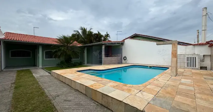 Casa à venda em Itanhaém-SP, no bairro Grandesp, com 3 quartos, 1 suíte, 1 sala, 3 banheiros, 4 vagas de garagem e 159,00 m².