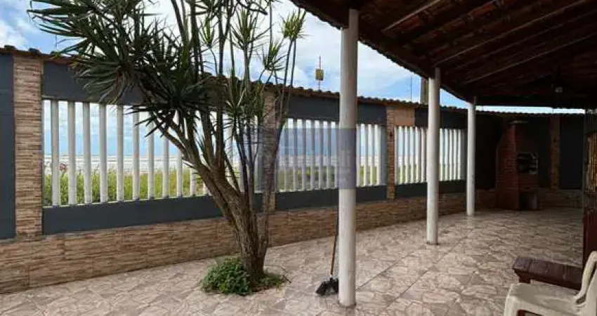 Casa à venda em Itanhaém-SP, bairro Loty: 3 quartos, 3 suítes, 1 banheiro, 3 vagas de garagem, 180m² de área.