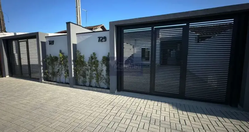 Imperdível casa de 2 quartos com suíte, 2 banheiros e 3 vagas de garagem em Itaguaí, Mongaguá-SP!