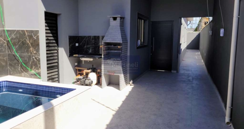 Casa à venda em Itanhaém-SP, bairro Savoy: 2 quartos, 1 suíte, 2 banheiros, 2 vagas e 74m² de área. Imperdível!