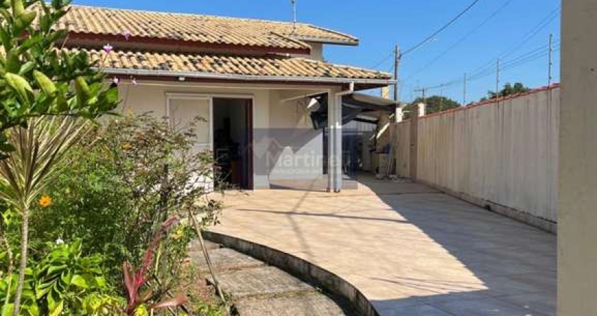 Casa à venda em Itanhaém-SP, bairro Tupy: 2 quartos, 1 suíte, 1 sala, 3 banheiros, 4 vagas de garagem, 84,01 m² de área.
