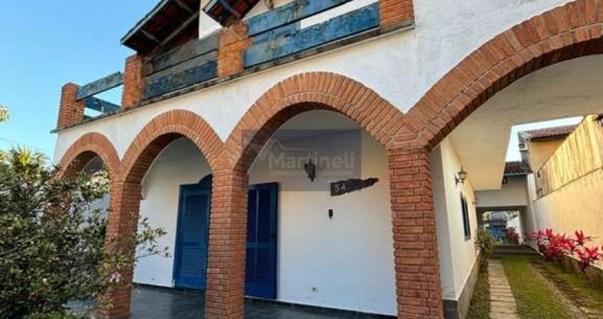 Imperdível: Casa à venda em Itanhaém-SP, Centro - 4 quartos, 4 suítes, 2 salas, 7 banheiros, 10 vagas de garagem, 306m².
