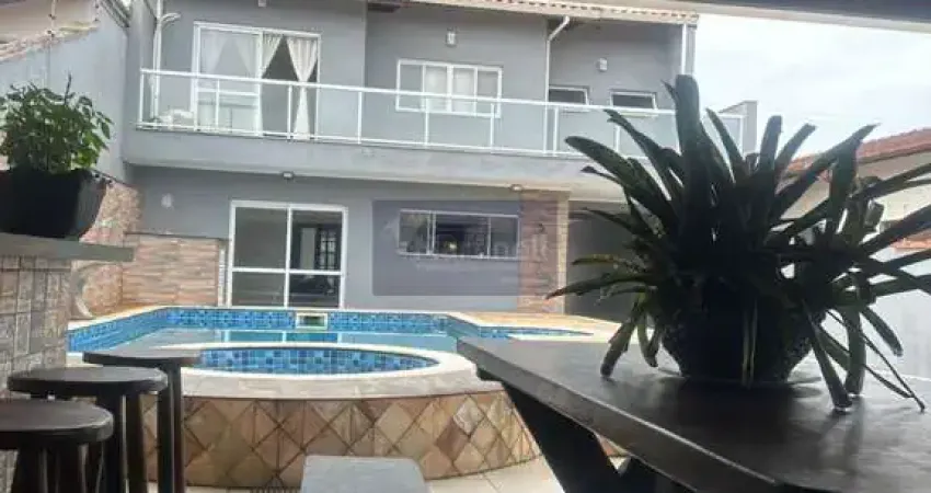 Imperdível casa à venda em itanhaém-sp: 03 quartos, 03 suítes, 3 salas, 4 banheiros, 10 vagas de garagem, 400m² de área.