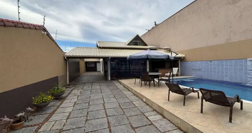 Casa à venda em Itanhaém-SP, bairro Tupy: 3 quartos, 1 suíte, 4 vagas de garagem, 156m² de área!