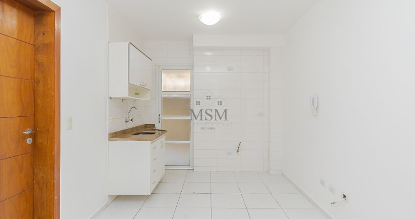 Apartamento térreo com sacada ampla, 1 dormitório e 1 vaga no Hugo Lange/Juvevê!