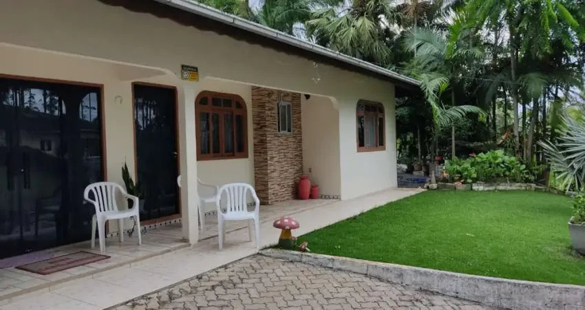 Excelente residência com 3 dormitórios e 8.000m² de terreno