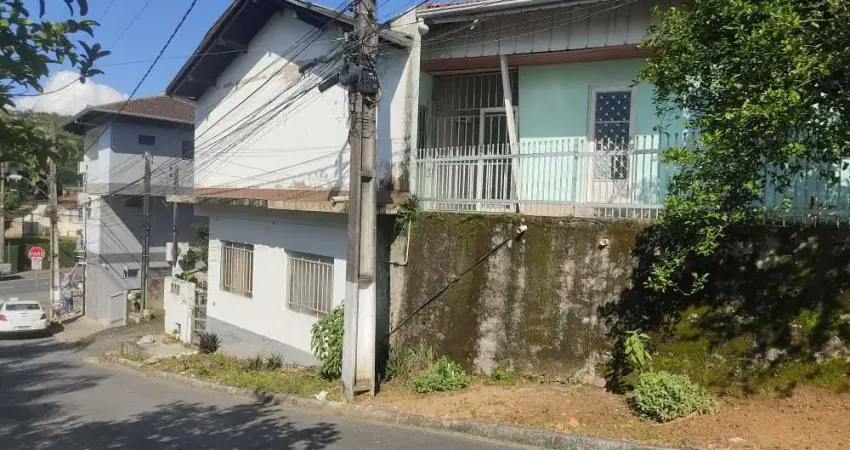 Imóvel com 4 apartamentos e 2 quitinetes - Água Verde