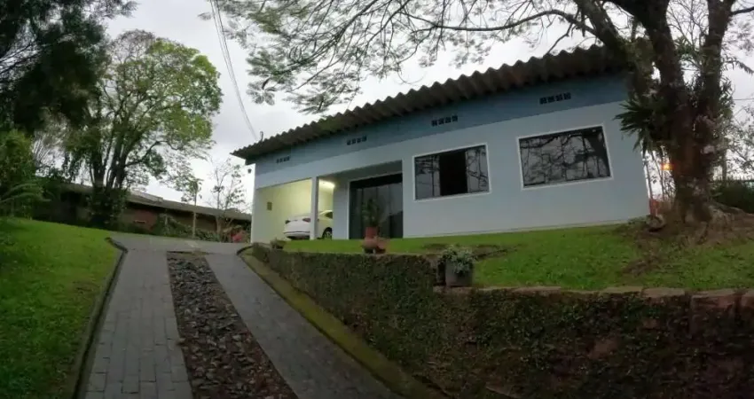 Linda residência com três dormitórios no Passo Manso
