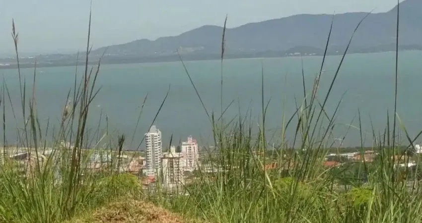 Terreno à venda no Roçado, São José 
