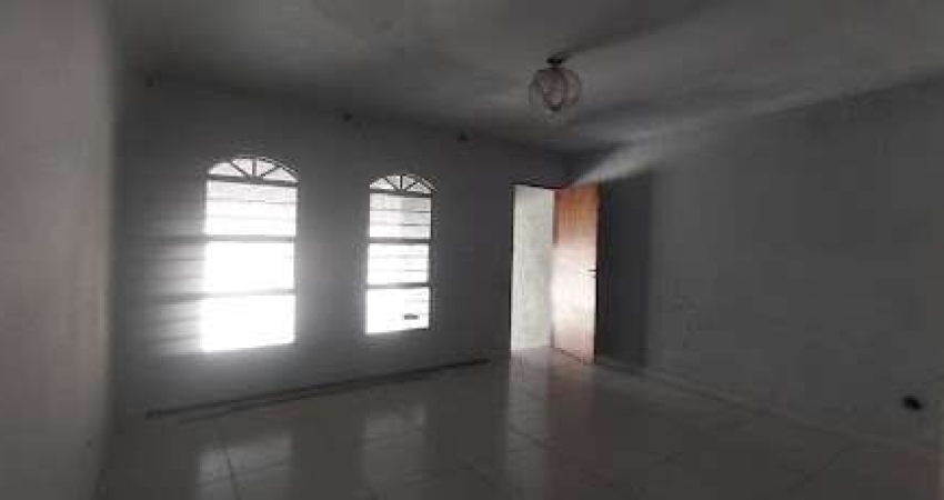 Casa térrea com 3 dormitórios e 01 suíte - Jardim Altos do Itavuvu