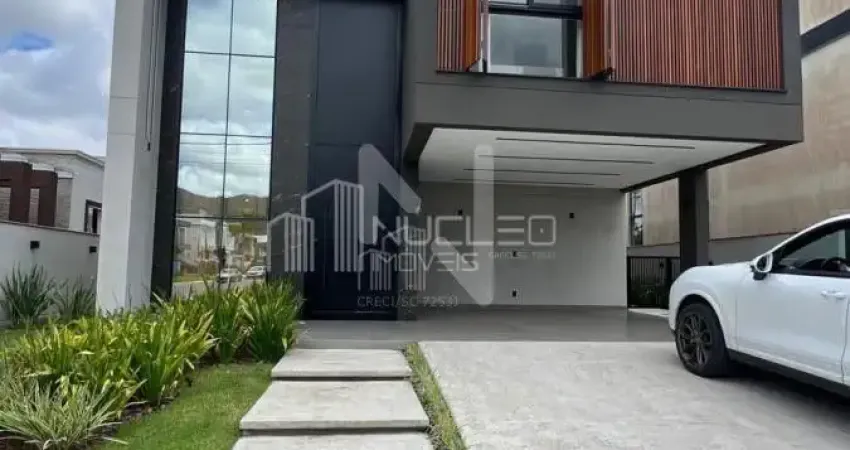 Luxuosa Casa Mobiliada em Condomínio em Santa Regina