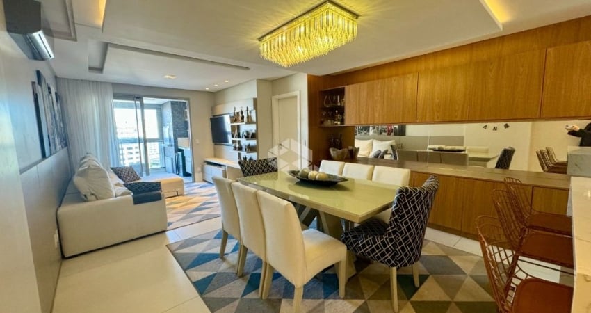 Apartamento com vista para o mar semimobiliado com 3 dormitórios, sendo 3 suítes, 3 vagas de garagem, hobby box no bairro Estreito em Florianópolis/SC