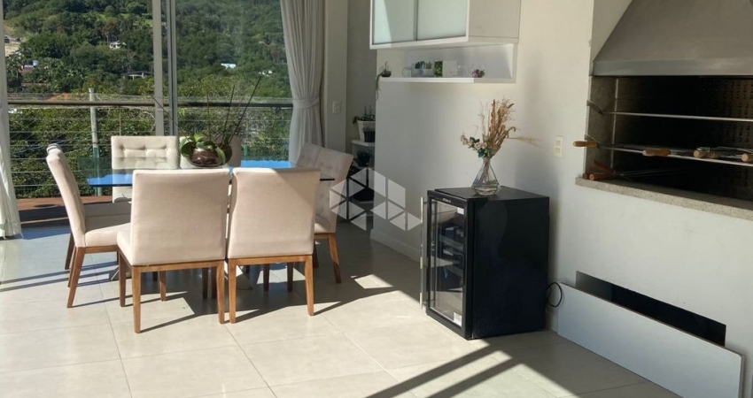 Casa residencial em condomínio fechado com 4 dormitórios, sendo 2 suítes, 2 vagas de garagem no bairro Itacorubi em Florianópolis/SC.