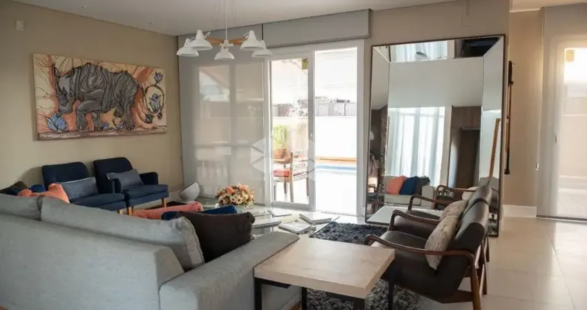 Casa residencial totalmente mobiliada e equipada com 5 dormitórios, sendo 4 suítes, 6 vagas de garagem em Jurerê Internacional - Florianópolis/SC.