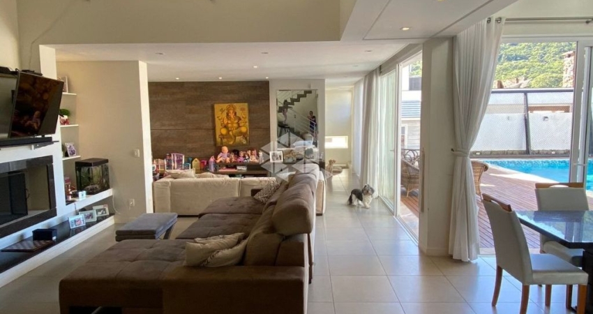 Casa residencial em condomínio fechado com 4 dormitórios, sendo 2 suítes, 2 vagas de garagem no bairro Itacorubi em Florianópolis/SC.