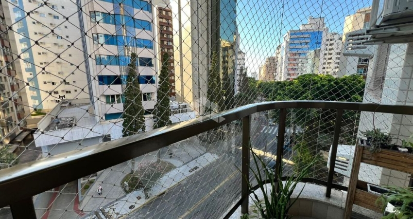 APARTAMENTO SEMIMOBILIADO DE 3 QUARTOS COM SUÍTE E 2 VAGAS NO CENTRO DE FLORIANÓPOLIS