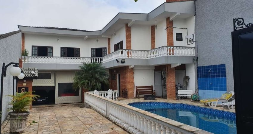 Sobrado alto padrão para venda com 4 dormitórios e piscina na Vila Mogi Moderno.