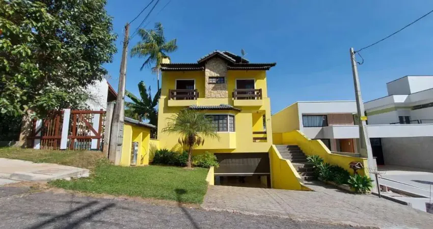 Sobrado para venda com 3 dormitórios e piscina no Condomínio Aruã.
