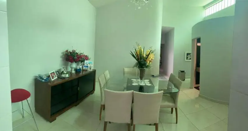Casa térrea para venda com 3 dormitórios e quintal grande na Vila Oliveira.
