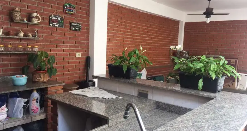 Sobrado para venda com 3 dormitórios na Vila Oliveira em Mogi das Cruzes.