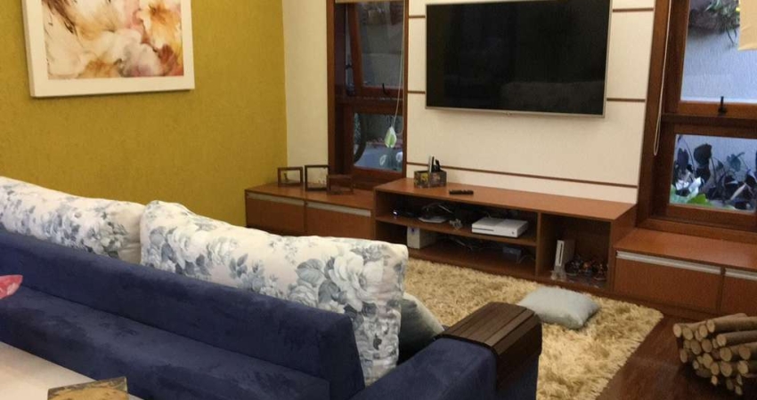 Casa para venda com 3 suites e quintal na Vila Oliveira em Mogi das Cruzes.