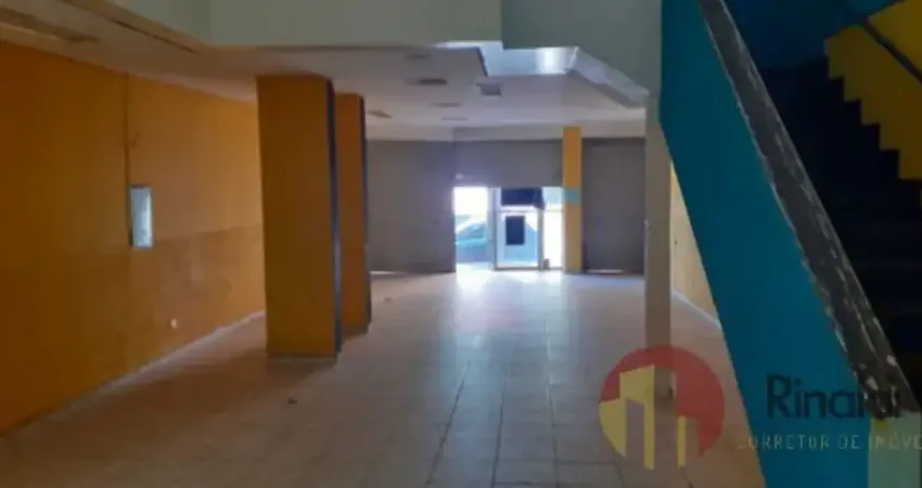 Loja térrea central, 251 m² interna, 2 garagens
