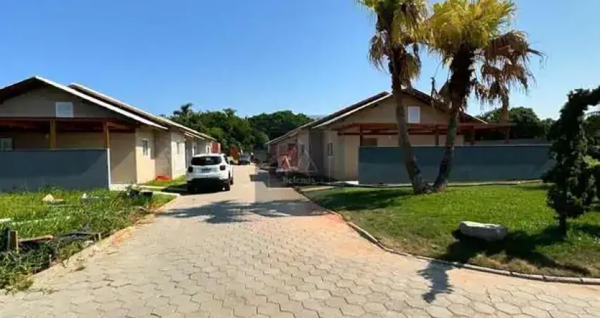 Casa em condomínio fechado na praia de barra velha/sc - 2 quartos. 1 suíte. 2 vagas. 39 m²