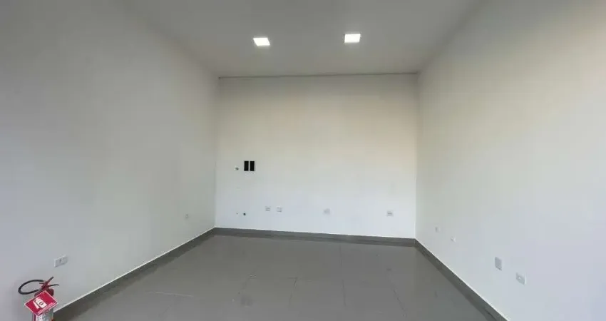 Salão comercial 25m², fino acabamento e porta de aço automática para alugar em Itaquera - São Paulo/SP.