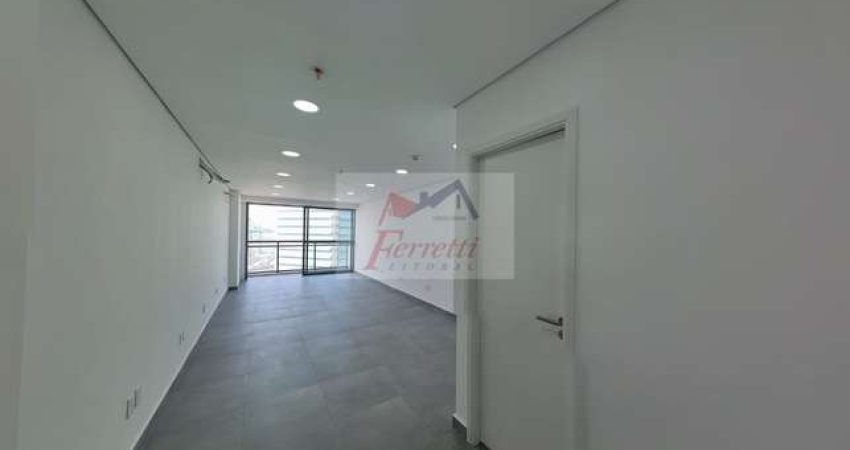 Sala comercial pronta para trabalhar com vista para o Porto de Santos