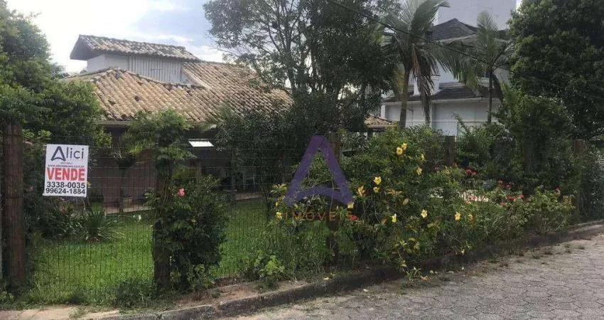 Casa Térrea no Campeche em excelente terreno plano e de esquina com 569 m² totalmente arborizado.
