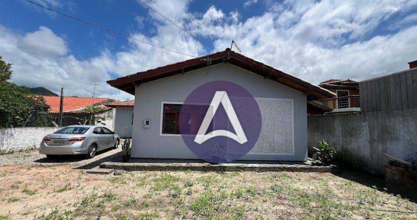 Casa ampla e arejada em área de crescimento – 450 m2 de terreno -Oportunidade!